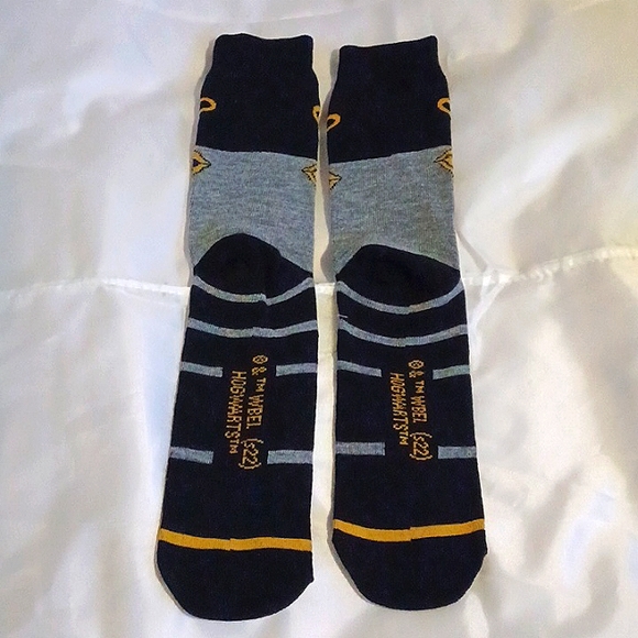 Hogwarts Crew Socks Trio/Gryffindor Tie Set - Picture 6 of 12